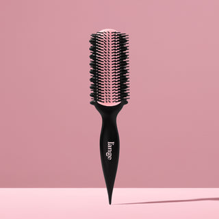 L’ange CustomCurl brush standing upright against a pink backdrop