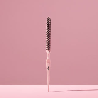 blush L’ange teasing brush standing upright on pink background