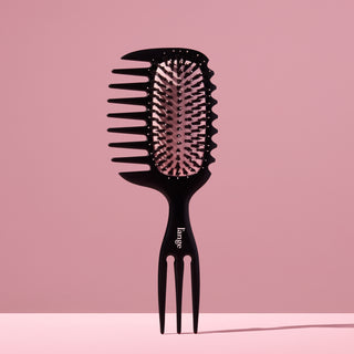 L’ange TriWave brush standing upright against a pink backdrop