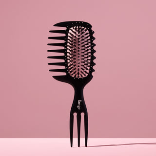 L’ange TriWave brush standing upright against a pink backdrop